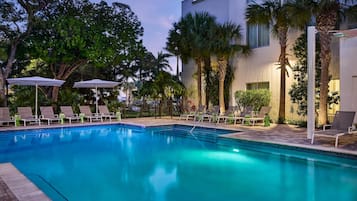 4 outdoor pools, pool umbrellas, sun loungers