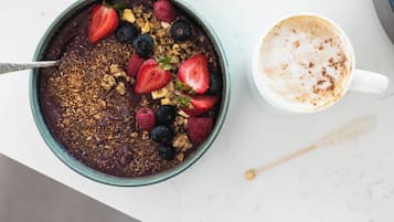 Se ofrece un desayuno a la carta (20 USD por persona)