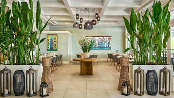 4 restaurants; breakfast, lunch, dinner, and brunch served