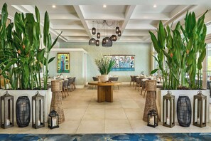 4 restaurantes; se sirve desayuno, almuerzo y cena; cocina caribeña