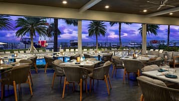 4 restaurantes, se sirven desayunos, comidas, cenas y cocina caribeña