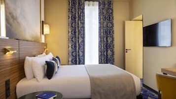 Premium bedding, in-room safe, desk, laptop workspace