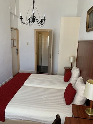 Double Room, 2 Single Beds | In-room safe, desk, iron/ironing board, free cots/infant beds - Hotel Parklane (Amsterdam)