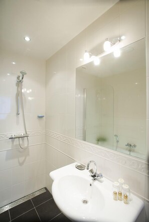 Triple Room | Bathroom - Hotel Parklane (Amsterdam)