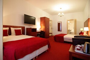 Quadruple Room | In-room safe, desk, iron/ironing board, free cots/infant beds - Hotel Parklane (Amsterdam)