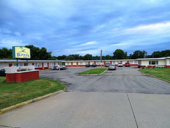 A Rivers Inn motel with a parking lot and several cars parked in front.