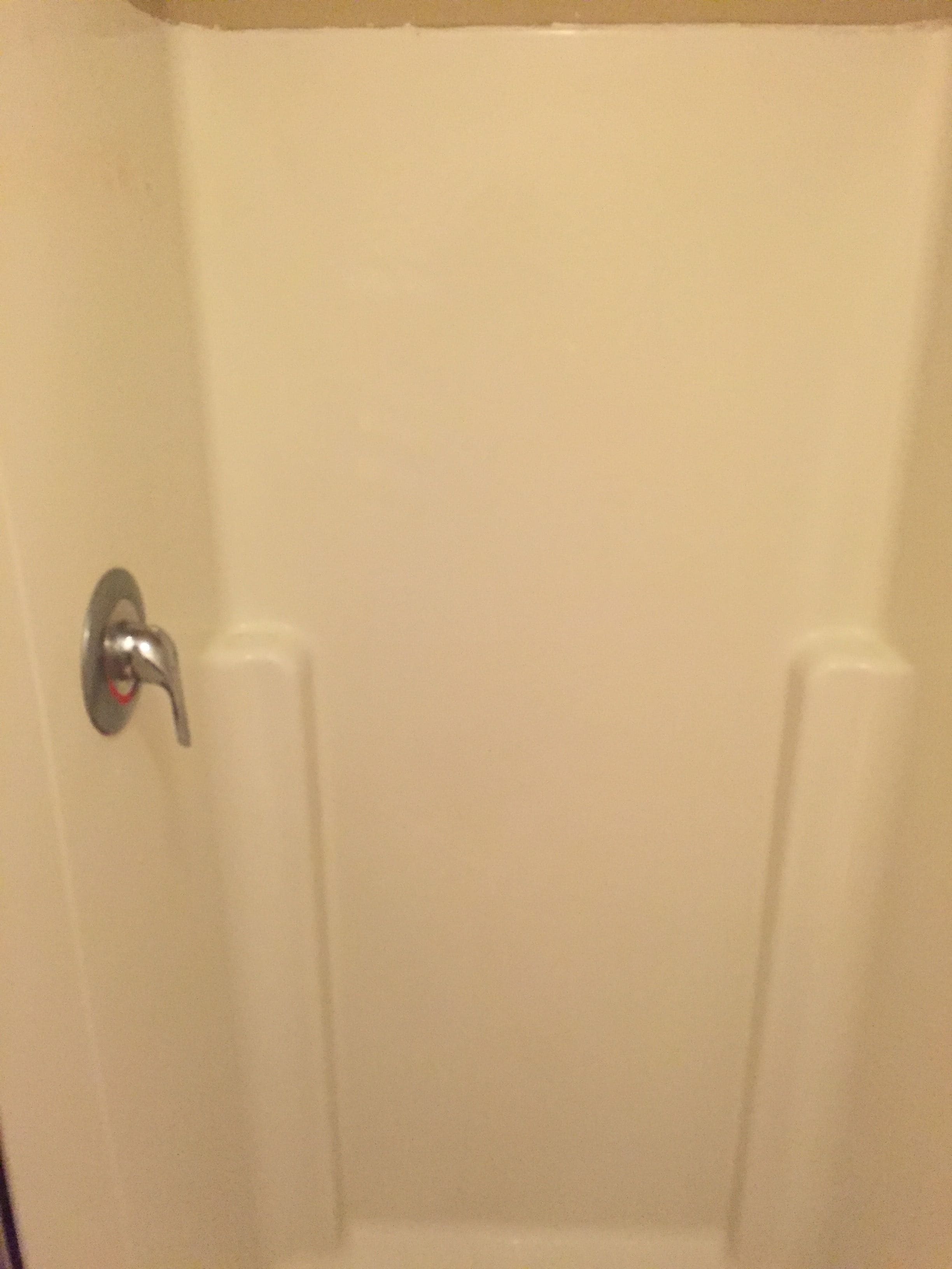 Un baño con una bañera blanca, ducha e inodoro.