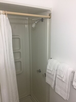 Bathroom shower - Rivers Inn Fort Madison (Fort Madison)