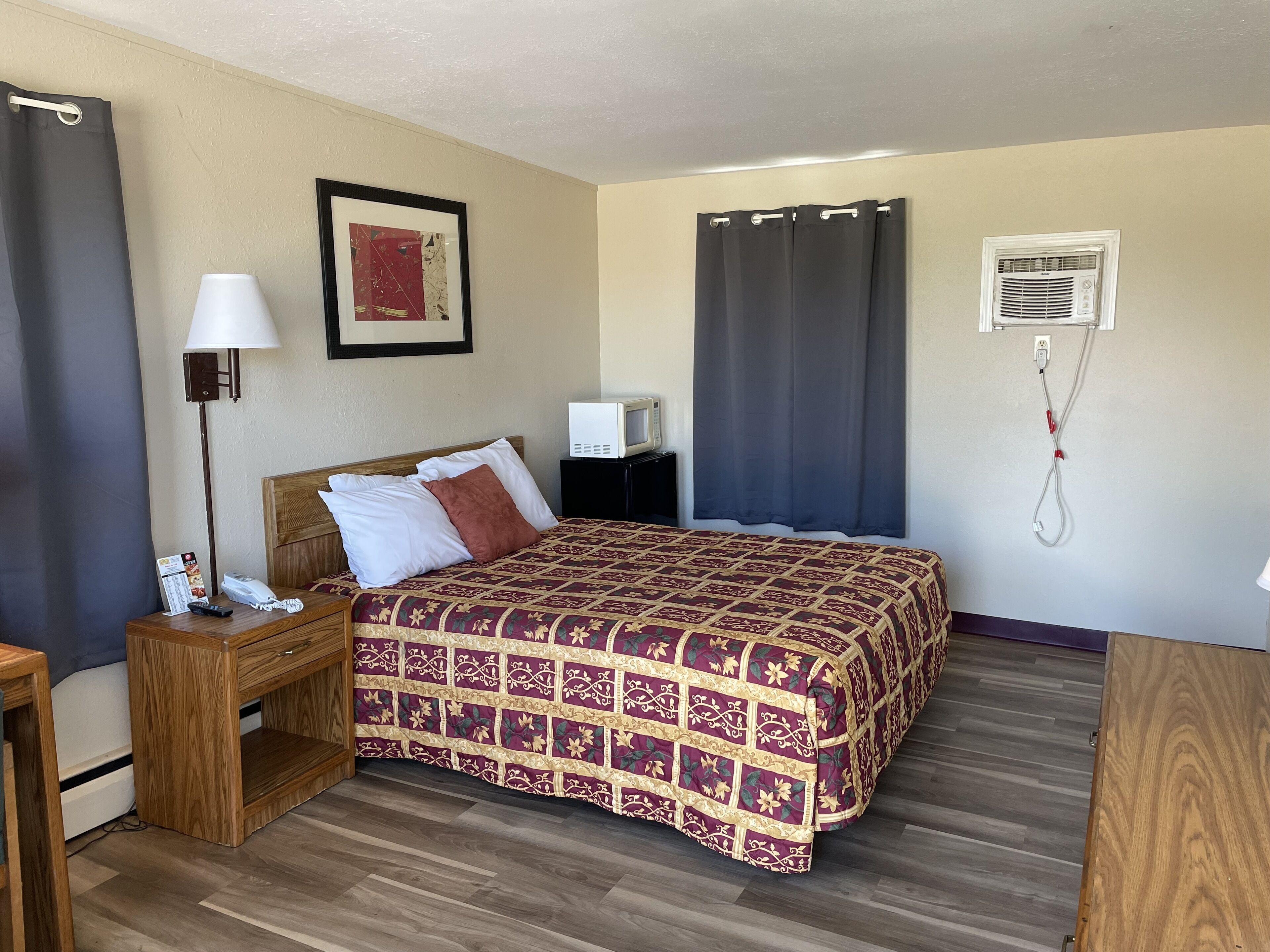 مكتب وواي فاي مجانًا وملاءات أسرّة