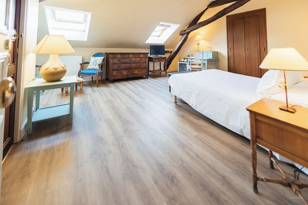 Klassieke kamer | Luxe beddengoed, een minibar, een kluis op de kamer, een bureau