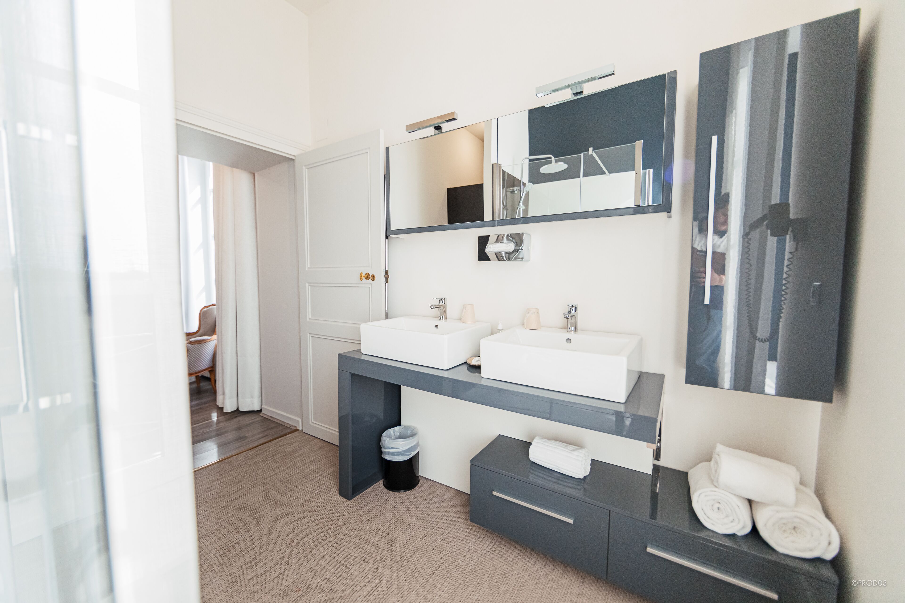 superior suite (familiale) | bathroom | free toiletries, hair dryer, bathrobes, towels