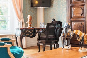 Luxury-Doppelzimmer | Wohnbereich | Flachbildfernseher