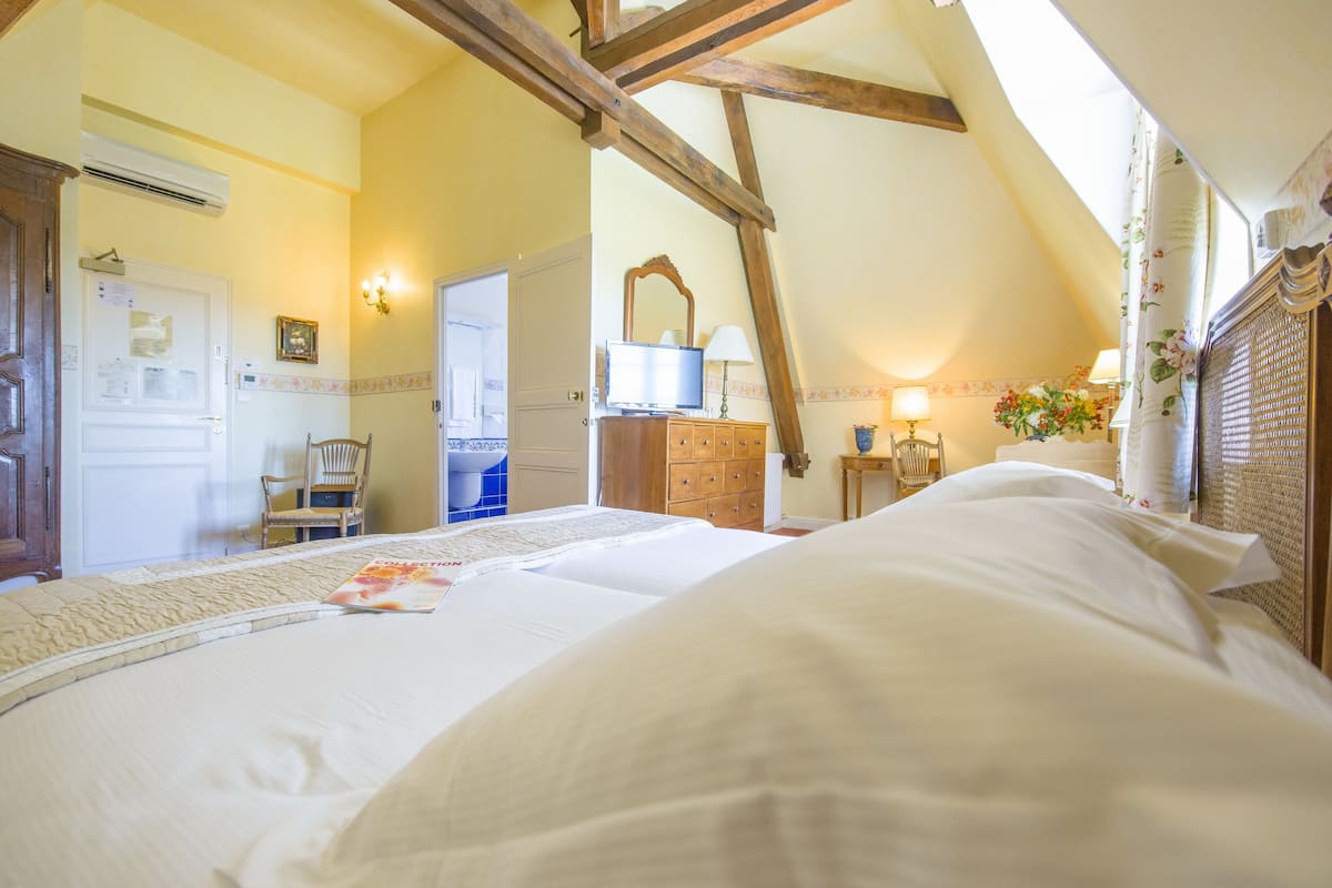 comfort double room | premium bedding, minibar, in-room safe, desk