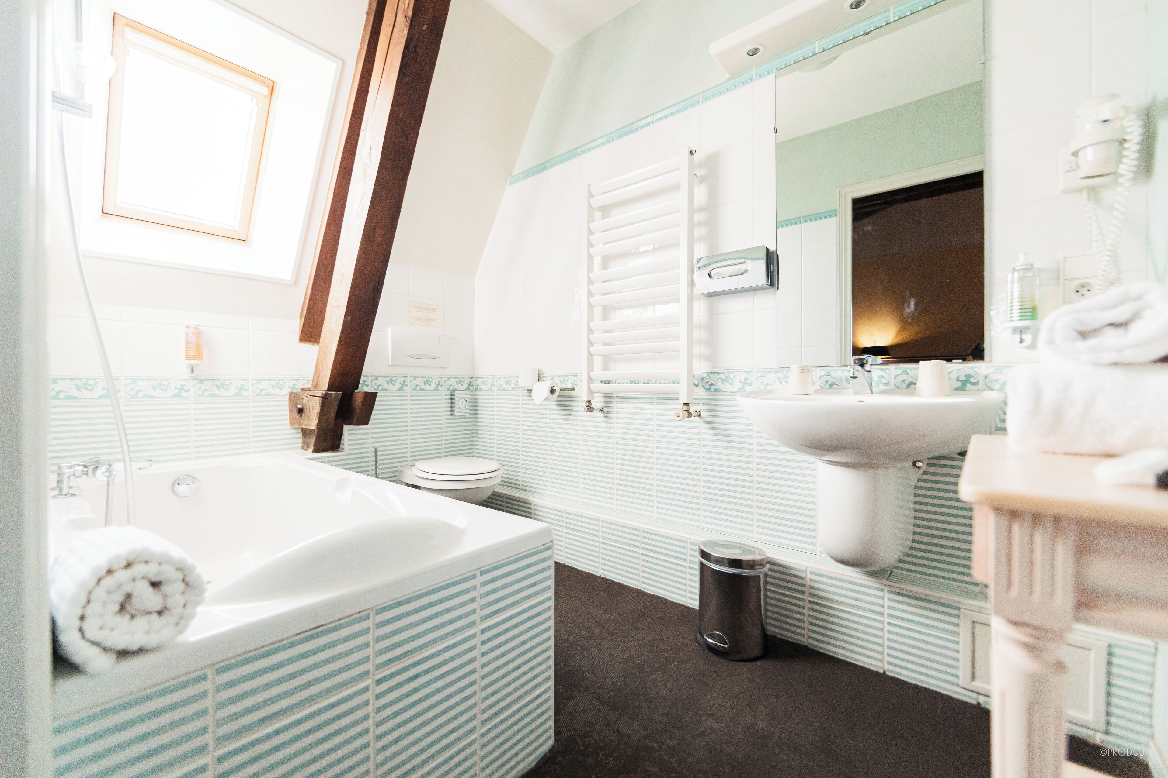 classic room | bathroom | free toiletries, hair dryer, bathrobes, towels