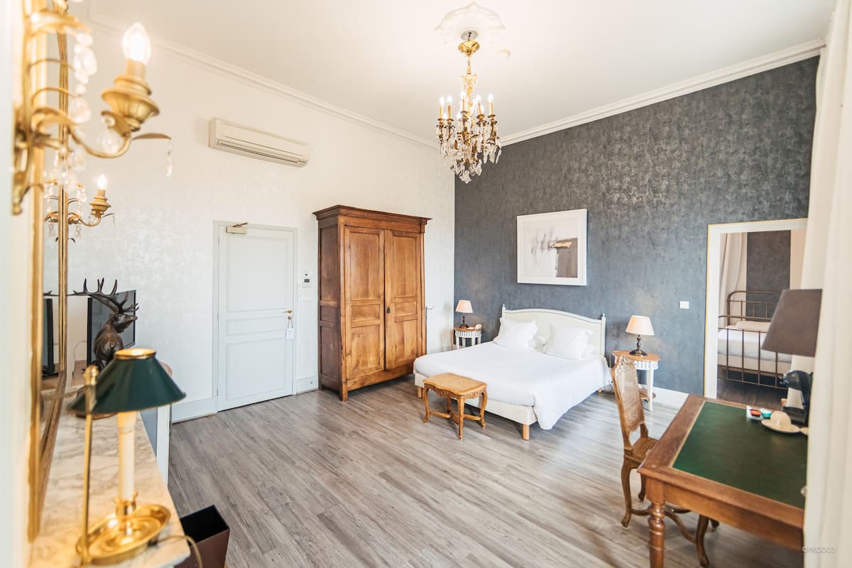 Superior suite (Familiale) | Luxe beddengoed, een minibar, een kluis op de kamer, een bureau
