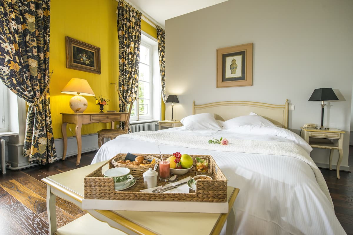 Superior driepersoonskamer | Luxe beddengoed, een minibar, een kluis op de kamer, een bureau