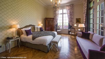 In-room safe, desk, WiFi (free), bed sheets