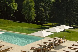 Una piscina al aire libre de temporada