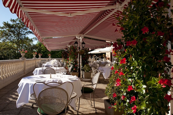 2 restaurants; lunch and dinner served