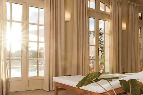 Couples treatment room(s), sauna, hot tub, steam room, massages