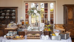 Un buffet de petit-déjeuner proposant une variété d’aliments et un coin café.