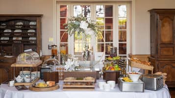 Desayuno buffet diario (EUR 20 por persona)