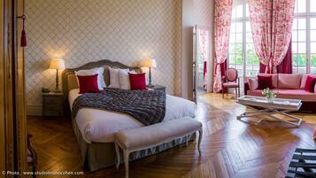 Family Room | In-room safe, desk, free WiFi, bed sheets