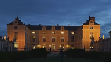 Voorkant accommodatie - avond/nacht