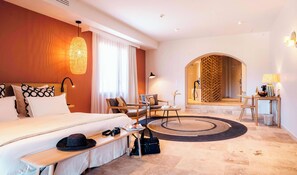Suite Prestige Soleilla | Free minibar items, in-room safe, desk, blackout curtains - Château l'Hospitalet Wine Resort (Narbonne)