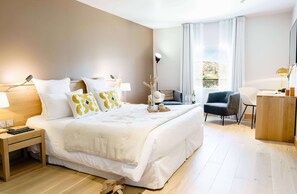 Suite Junior Hospitalet | Free minibar items, in-room safe, desk, blackout drapes - Château l'Hospitalet Wine Resort (Narbonne)