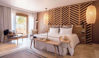 Suite Junior Soleilla | Free minibar items, in-room safe, desk, blackout drapes