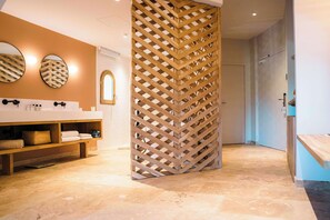 Suite Prestige Soleilla | Kamar mandi | Pancuran hujan, perlengkapan mandi gratis,  dan pengering rambut