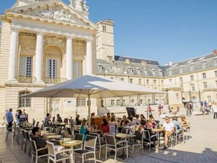 Desk, free cots/infant beds, free WiFi, bed sheets