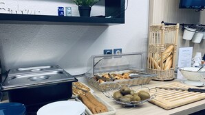 فطور أوروبي يوميًا مقابل رسوم