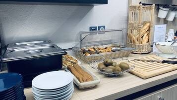 Petit déjeuner continental (6.90 EUR par personne)