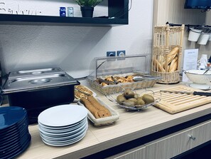 Petit déjeuner continental (6.90 EUR par personne)