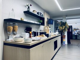 Se ofrece un desayuno continental todos los días (6.90 EUR por persona)