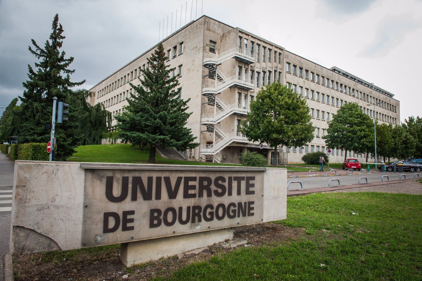 A sign for Universite de Bourgogne with a building in the background.