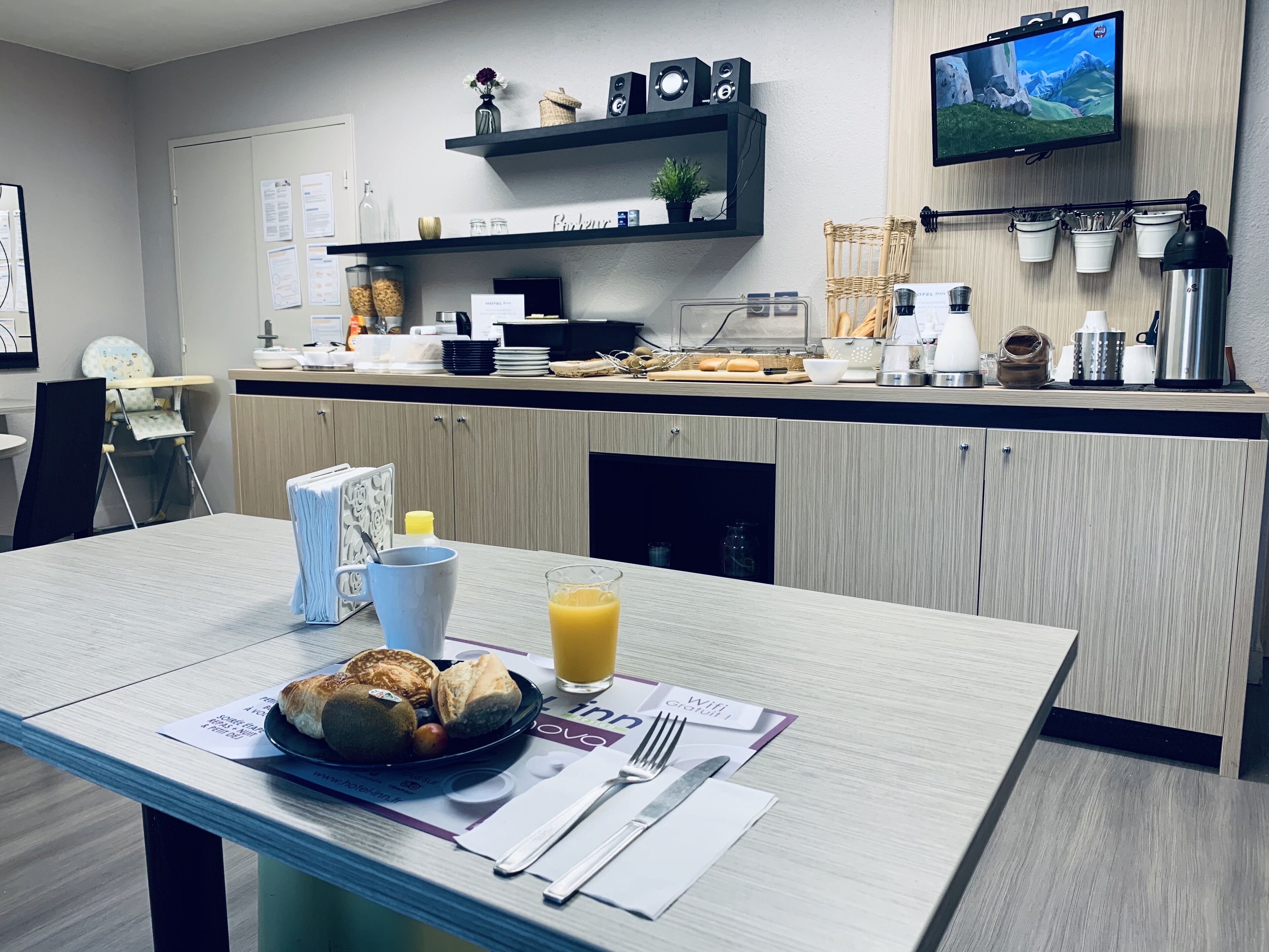 朝食 (コンチネンタル ブレックファスト)、毎日提供 (1 名様 6.90 EUR)