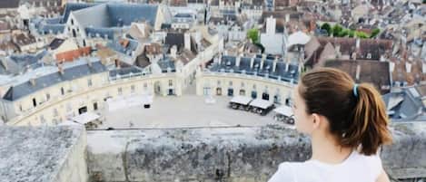 Desk, free cots/infant beds, free WiFi, bed sheets