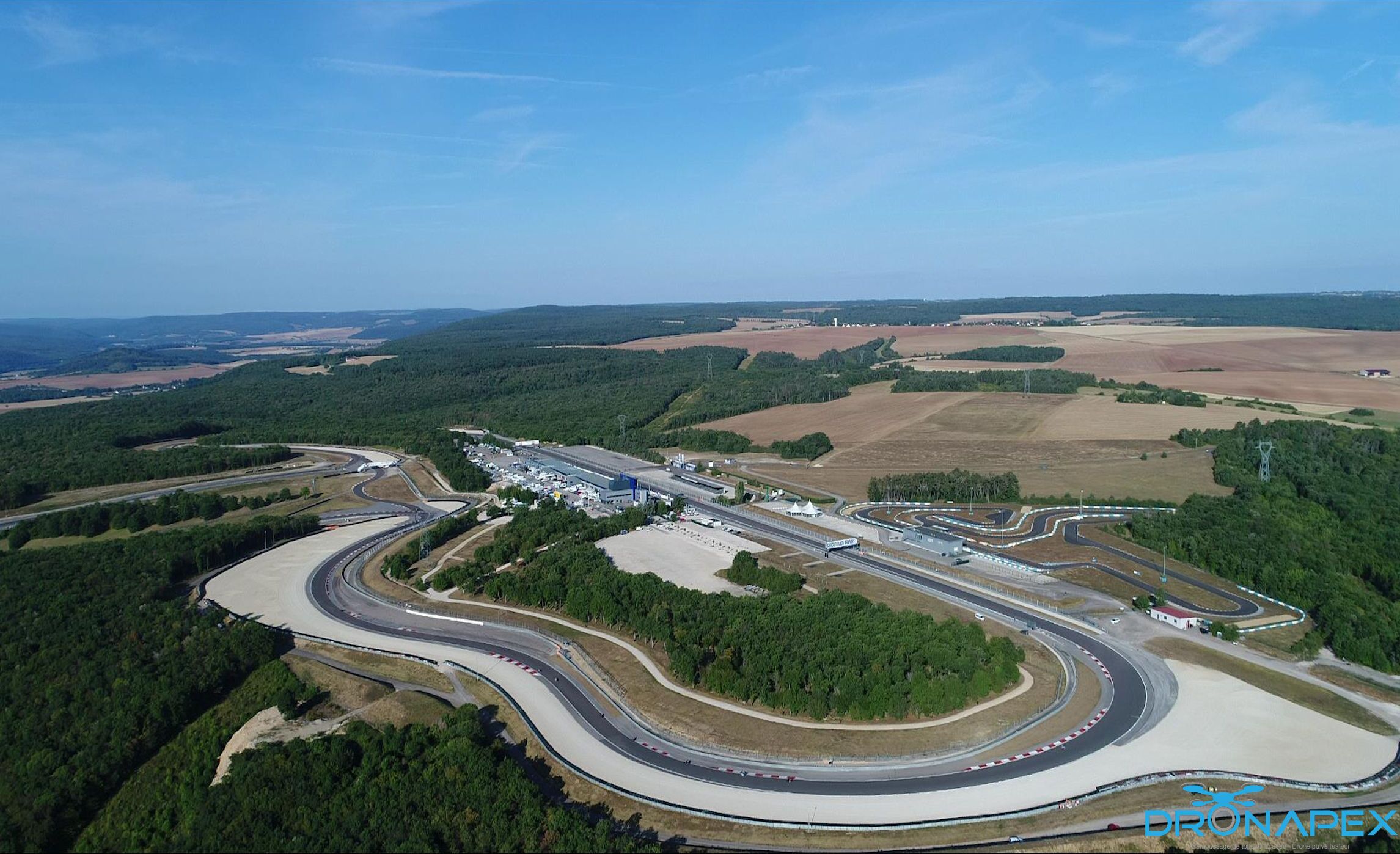Vue aérienne d’un circuit automobile comportant de nombreux virages et une configuration complexe.