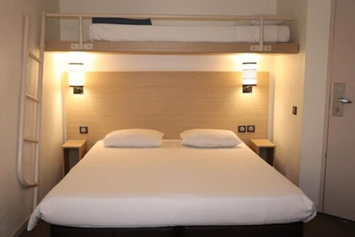 Desk, free cots/infant beds, free WiFi, bed sheets