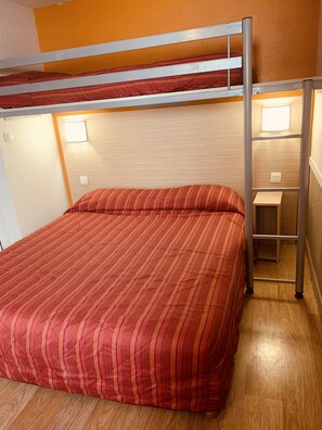 Basic Double or Twin Room | Desk, laptop workspace, blackout drapes, free WiFi - HECO Calais Centre - Gare (Calais)