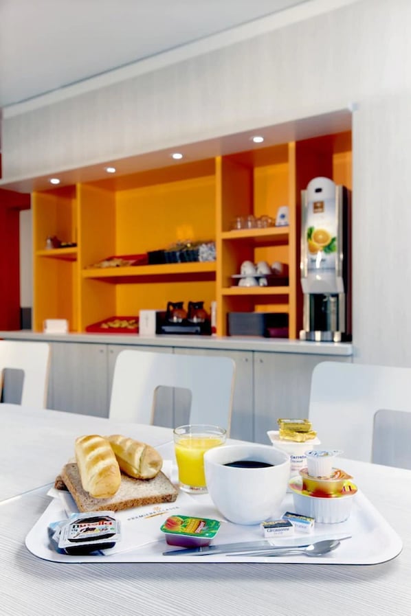 Petit déjeuner buffet (6.5 EUR par personne)