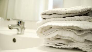 Bureau, espace de travail pour ordinateur portable, rideaux occultants