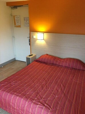 Desk, laptop workspace, blackout drapes, free WiFi - HECO Calais Centre - Gare (Calais)