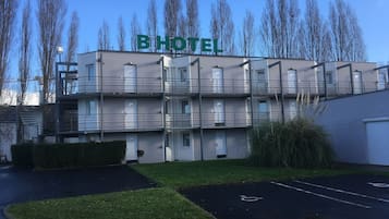 Voorkant accommodatie - avond/nacht