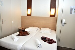 Triple Room | Desk, soundproofing, free cots/infant beds, free WiFi - BHôtel De Caen (Mondeville)