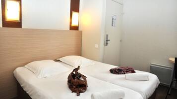 Driepersoonskamer | Een bureau, geluiddichte muren, gratis babybedden, gratis wifi