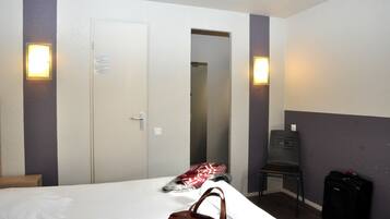 Chambre Double Standard | Bureau, chambres insonorisées, lits bébé (gratuits), Wi-Fi gratuit